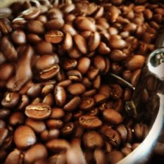コーヒー農園から直輸入された新鮮なコーヒー豆100％を使用しかも受注後焙煎したてのコーヒー豆をお届けします♪